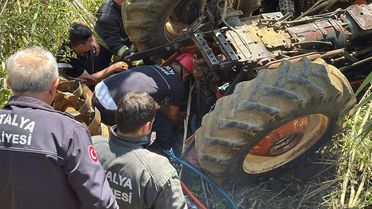 Traktör Devrildi, Emekli Polis Hayatını Kaybetti