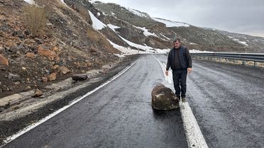 Kaya Parçaları Yola Düştü, Vatandaşlar Temizledi