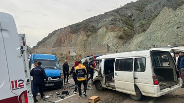 Ardanuç'ta Trafik Kazası: 3 Yaralı