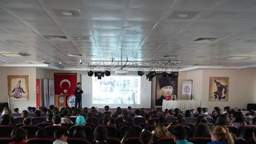 Astronot Atasever, Öğrencilerle Uzay Deneyimlerini Paylaştı