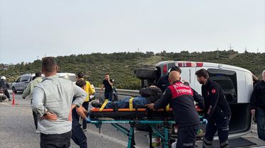 Kuşadası'nda Otomobil ile Minibüs Çarpıştı