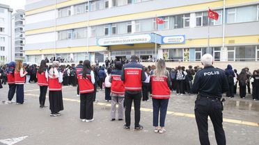 Ayser Çalık Ortaokulu öğrencileri farklı okul binasında eğitime yeniden başladı