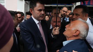 Bakan Kurum oğlunun vasiyeti yerine getirilen şehit babasıyla buluştu