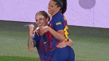 Barcelona kadın futbol takımı oyuncusu kornerden gol attı