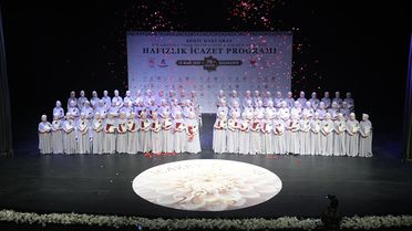 Başakşehir'de hafızlık eğitimini tamamlayan 75 kız öğrenci icazet aldı