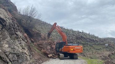 Sason'da Heyelan: Ulaşım Engellendi
