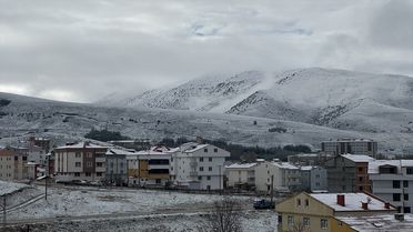 Bayburt'ta Kar Yağışı Şehri Beyaza Bürüdü