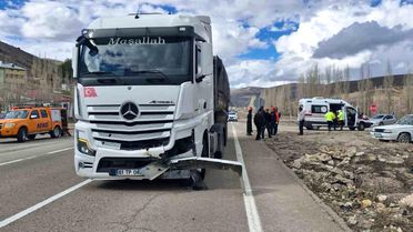 Bayburt'ta TIR-Otomobil Kazası: 3 Yaralı