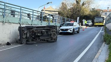 Beyoğlu'nda Ticari Araç Kaldırıma Çarptı