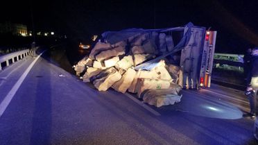 Osmaneli'nde Tır Devrildi: 1 Yaralı