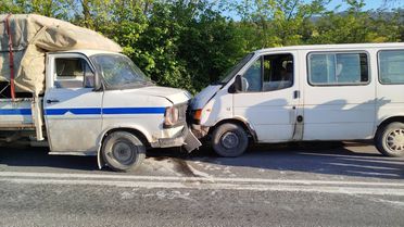 Osmaneli'de Kamyonet-Minibüs Çarpıştı