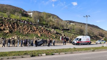 Koyuna Çarpan Otomobil Devrildi, 3 Yaralı