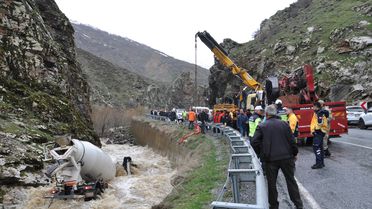 Beton Mikseri Dereye Düştü, Sürücü Kayboldu