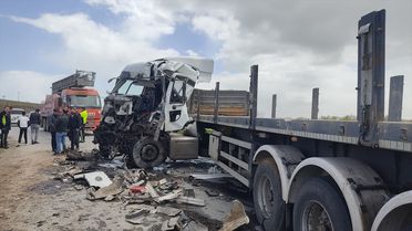 Ahlat'ta Tır Kazası: Bir Sürücü Ağır Yaralı