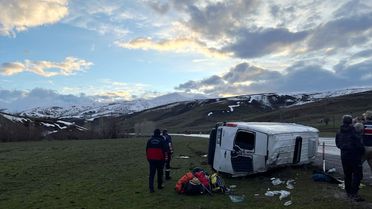 Tatvan'da Minibüs Devrildi: 11 Yaralı