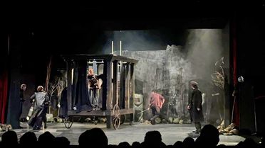 Bursa'da Sırp Tiyatrosu: 'Cesaret Ana ve Çocukları' Oyunu Sahnelendi