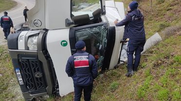 İnegöl'de Su Yüklü Tır Devrildi, Sürücü Yaralandı
