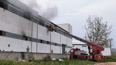 İnegöl'de Mobilya Fabrikasında Yangın