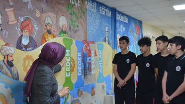 İnegöl'de İşitme Engelli Öğretmenden Özel Duvar Resmi