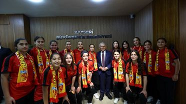Kayseri Kadın Takımı'ndan Başkan Büyükkılıç'a Ziyaret