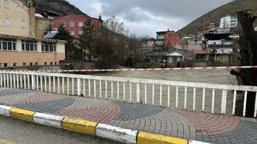 Çatak'ta Sağanak Yağış Dereleri Taşırıyor
