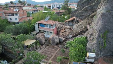 Osmancık'ta Kaya Parçaları Evleri Vurdu