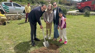 Öğrenciler Fidan Dikti