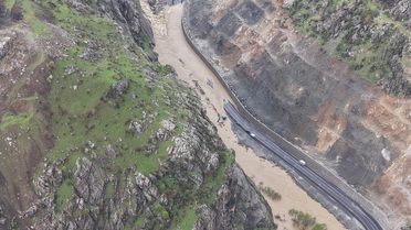 Hakkari'de Derenin Taşması Yolcu Taşımayı Engelledi