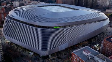 Dev maç öncesi stadın çatısını bile kapattılar 