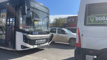 Diyarbakır'da Otobüs ve Servis Çarpıştı