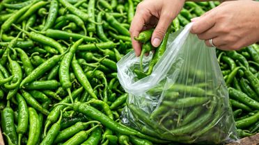 Diyarbakır'da bir zincir markette 20 TL'ye alınan biberin 249 TL'ye satıldığını tespit edildi