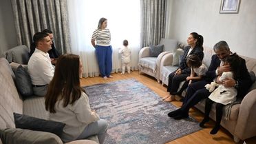 Vali Sezer, Koruyucu Aileyi Ziyaret Etti