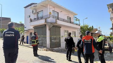 Balkon Çökmüş Baba ve Oğlu Yaralandı