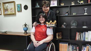Oya Aydın'dan Bilek Güreşinde Şampiyonluk