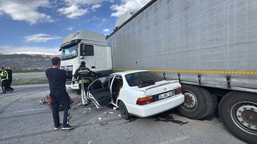 Erzincan'da Tırla Çarpışma: 2 Yaralı
