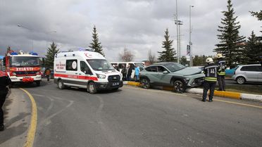 Otomobil Sürücüsü Refüjde Fenalaştı