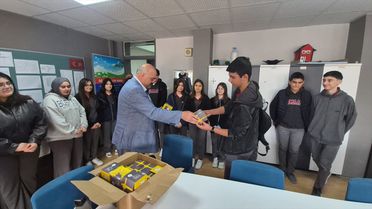 Eski milli güreşçi Mahmut Demir başarılı öğrencileri ödüllendirdi