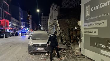 Eskişehir'de Metruk İş Yeri Kendiliğinden Yıkıldı
