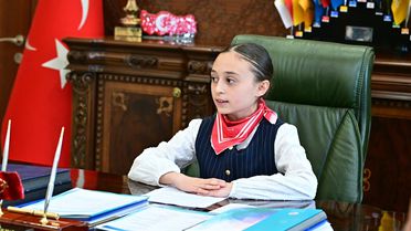 Eskişehir Valisi Yılmaz, koltuğunu öğrenciye devretti