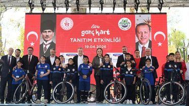 Bakan Bak'tan Çocuklara Sevgi ve Spor Mesajı