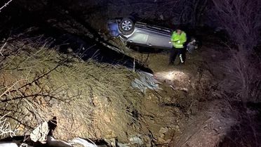 Gümüşhane'de Otomobil Dereye Devrildi: 2 Yaralı