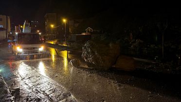 Şemdinli'de Kaya Parçası Yola Düştü