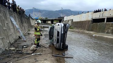 İskenderun'da Otomobil Kanalda Devrildi