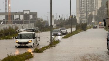 Antakya'da Sağanak Yağış Su Birikintilerine Neden Oldu