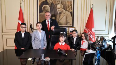 İBB Başkan Vekili, Makamını Öğrenciye Devretti