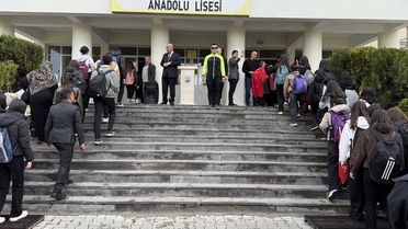 Protokol Üyeleri Öğrencilerle İstiklal Marşı Okudu