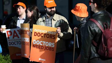 İngiltere'de Doktorlar Greve Gitti
