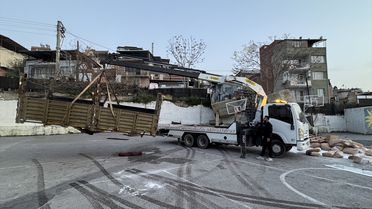 Freni Patlayan Kamyon Okul Bahçesine Devrildi