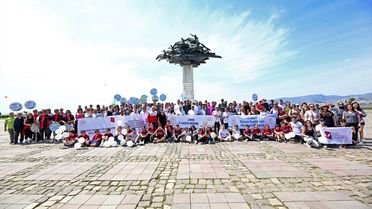 İzmir'de Sağlık Yürüyüşü Düzenlendi