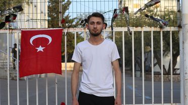 Kahramanmaraş'taki silahlı saldırının gerçekleştiği okula Türk bayrağı asıldı ve karanfil bırakıldı